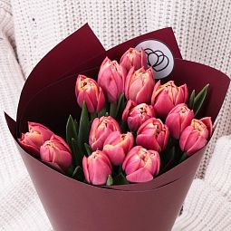 Букет из 15 розовых пионовидных тюльпанов в бордовой пленке